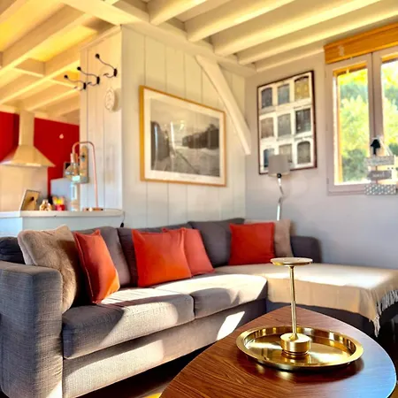 La Sauvagine Les Pieds Dans L'eau * Cricquebœuf