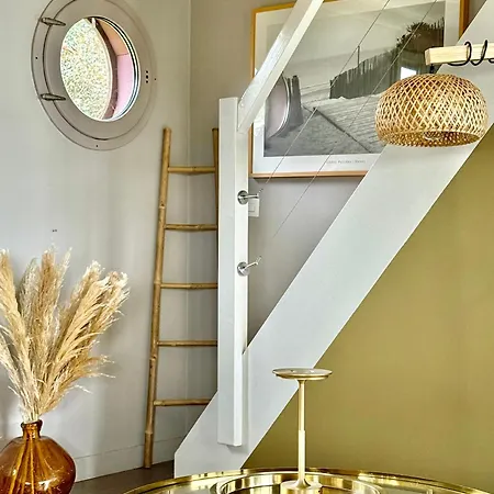 La Sauvagine Les Pieds Dans L'eau