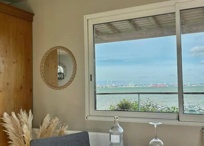 La Sauvagine Les Pieds Dans L'eau *